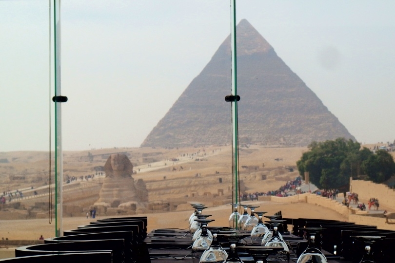 ピラミッドが見えるレストラン(イメージ)
