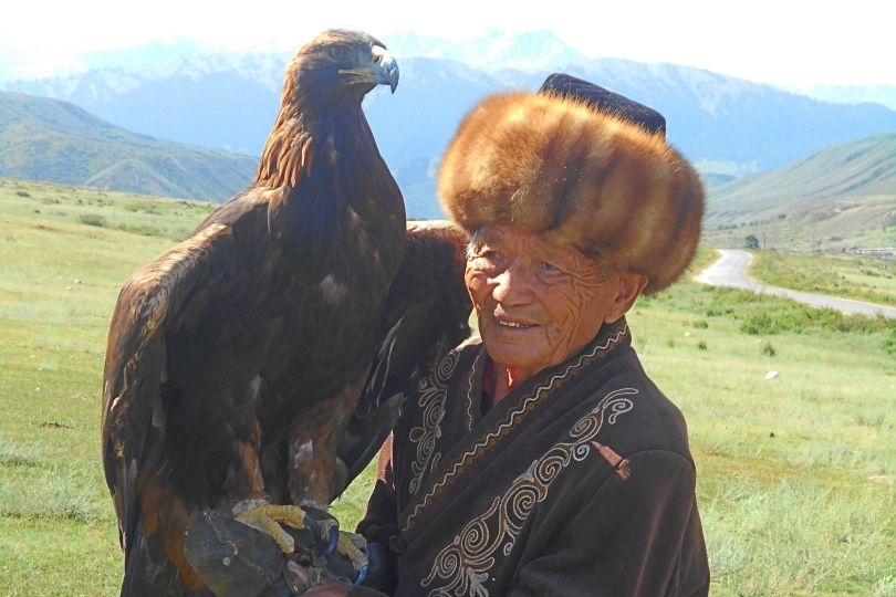 伝統の鷹狩り（イメージ）
