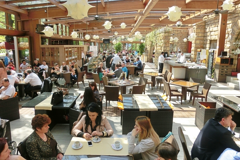 首都プリシュティナのカフェ