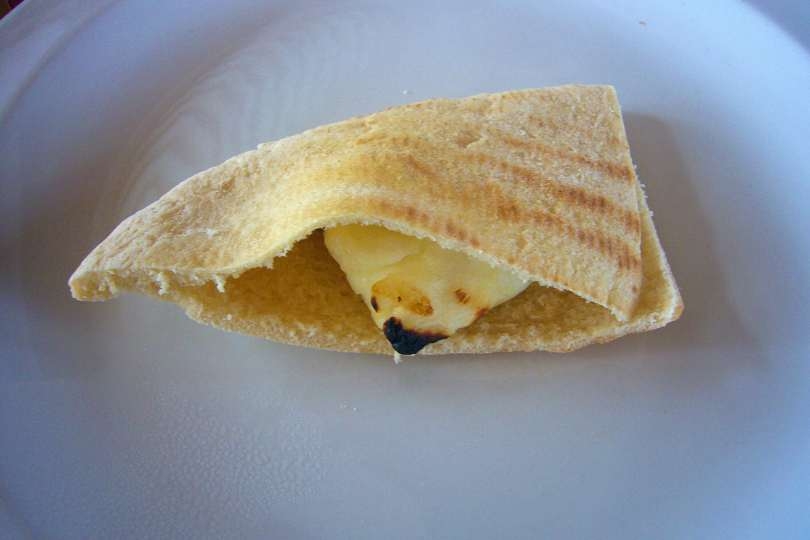 ピタパンに挟んだハルミチーズ