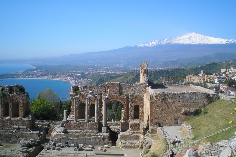 タオルミナのギリシャ劇場とエトナ山