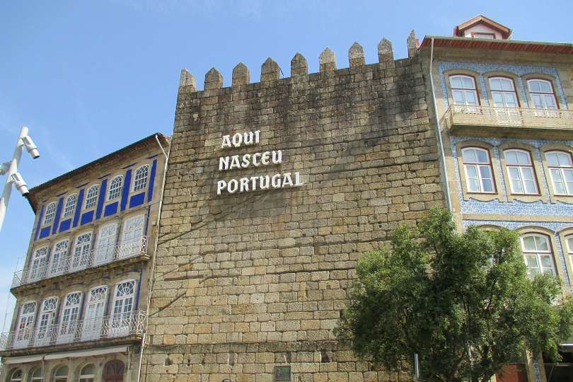 「ここにポルトガル誕生す」の文字/ギマランイス/トゥラル広場