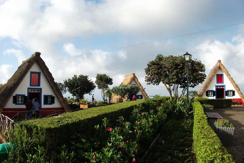 萱葺き屋根の家が並ぶサンタナ村