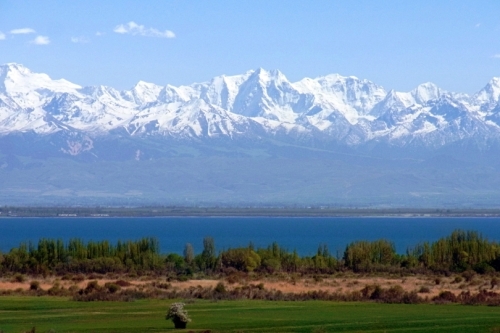 イシク・クル湖と天山山脈