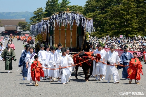 京都葵祭の牛車（京都市観光協会貸出画像）