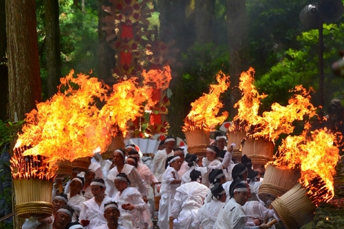 日本三大火祭り、那智の扇祭り(写真提供：公益社団法人和歌山県観光連盟)