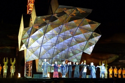 ヴェローナの野外オペラ「アイーダ」のセット(イメージ)