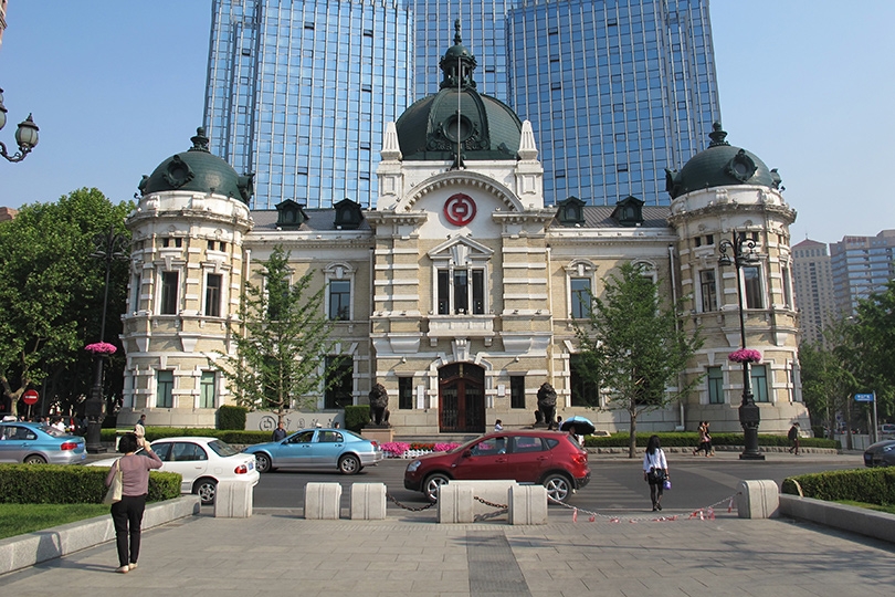 大連の中山広場に建つ旧横浜正金銀行