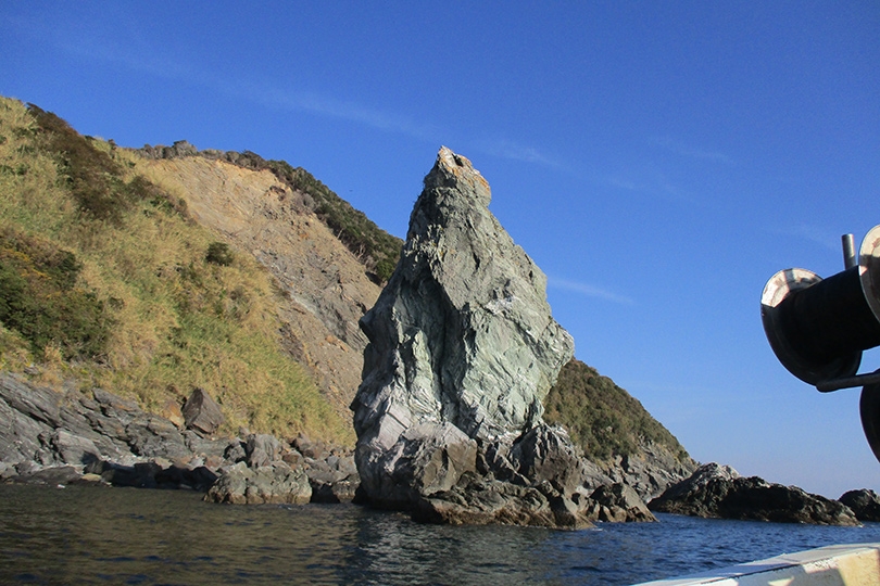 淡路島の沼島おのころクルーズ・上立神岩
