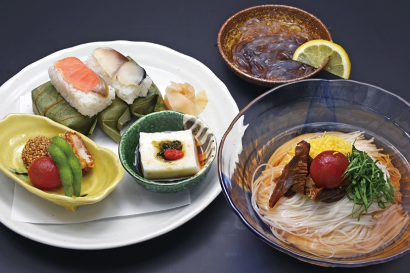 柿の葉寿司の老舗「平宗」の食事
