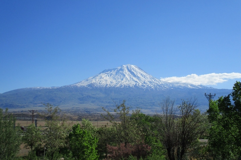 ドゥバヤズィットの町から望むアララト山(イメージ)
