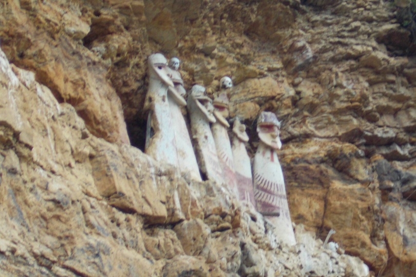 断崖に並ぶカラヒアの棺